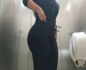 CAMERA IN PUBLIC BATHROOM CATCHES A BEAUTIFUL VOLUPTUOUS WOMAN from sensesex webcam en calzones