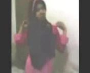 indonesian- cewek jilbab striptease 1 from 1 cewek 2 cowok xx