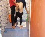 Bathroom Ki Safayi Kar Rhi Bhabhi Ko Pakad Ke Choot Chodi from desi girl showing clean choot an