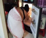(Fridge ke andar desi hot aunty ki chudai Jabardast) Indian Aunty stuck her head in the fridge and fucked her ass from desi bbw aunty ki chudai