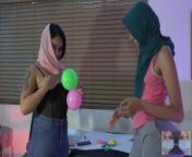 What?Balloon Stuffings in boobs and ass?How can this be with 2 women!? from 美女直播是什么内容gd698 com yjhd