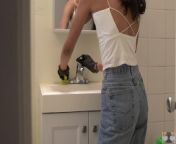 [Voyeur Cam] Germaphobe GF scrubs my bathroom during Covid 19 from weegi