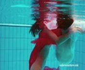 Watch sexiest girls swim naked in the pool from nadando