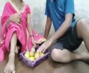 Chubby Street Fruit vendor sex with costumer from bhabhi phone pe baat karte devar
